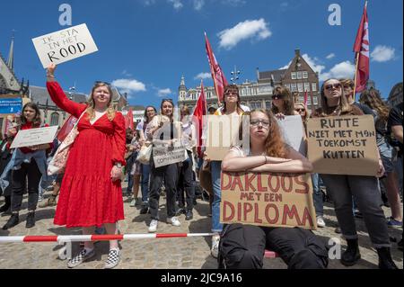 Amsterdam, Paesi Bassi. 11th giugno 2022. 2022-06-11 12:37:13 AMSTERDAM - gli studenti protestano su Piazza Dam per una più ampia sovvenzione di base. Vogliono anche che gli studenti che hanno studiato sotto il sistema di prestito per ricevere più soldi come compensazione. ANP EVERT ELZINGA netherlands OUT - belgium OUT Credit: ANP/Alamy Live News Foto Stock