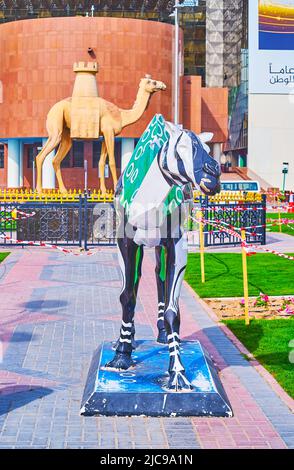 DUBAI, Emirati Arabi Uniti - 1 MARZO 2020: Il Creek Side Park è decorato con statue Camel, il 1 marzo a Dubai Foto Stock