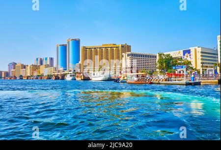 DUBAI, Emirati Arabi Uniti - 1 MARZO 2020: Il viaggio in traghetto attraverso Dubai Creek con i moderni edifici Deira sulla banca, il 1 marzo a Dubai Foto Stock