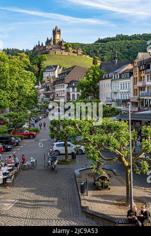 Cochem, Renania-Palatinato, Germania - 21 maggio 2022: Il Cochem Reichsburg (Castello imperiale Cochem) su una collina sopra il fiume Mosella. Foto Stock