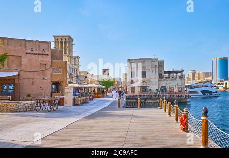 DUBAI, Emirati Arabi Uniti - 1 MARZO 2020: Il quartiere di al Seef si estende lungo la riva del Dubai Creek e oggi è diventato un'area turistica popolare, il 1 marzo Foto Stock