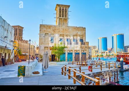 DUBAI, Emirati Arabi Uniti - 1 MARZO 2020: La banca del distretto di al Fahidi del Dubai Creek si affaccia sul Dubai Creek e sui moderni e alti aumenti di Deira, il 1 marzo a Dubai Foto Stock