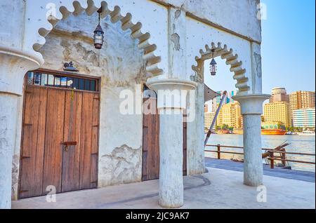 La scenografica galleria bianca della tradizionale casa araba, situata sulla riva del Dubai Creek, quartiere al Seef, Dubai, Emirati Arabi Uniti Foto Stock