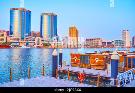 DUBAI, Emirati Arabi Uniti - 1 MARZO 2020: Dubai Creek con una vista delle Torri Gemelle di Deira e degli edifici moderni sulla riva opposta, il 1 marzo a Dubai Foto Stock