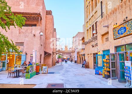 DUBAI, Emirati Arabi Uniti - 1 MARZO 2020: La vecchia strada di al Seef con bancarelle del mercato turistico, caffè, ristoranti all'aperto e case adobe, il 1 marzo a Dubai Foto Stock