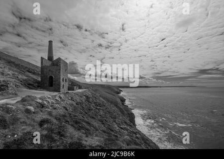 North Cornwalls Atlantic Coast, SW England. coates di Wheal (un sito patrimonio mondiale dell'UNESCO). Il vano motore di pompaggio, accanto all'albero di Towanroath, St Agnes. Foto Stock