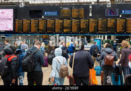 Edimburgo, Scozia, Regno Unito. 11 giugno 2022. La carenza di conducenti ha causato ulteriori interruzioni ai servizi ferroviari gestiti oggi da Scotil alla stazione di Edinburgh Waverley. Anche se la disputa con i macchinisti sindacali ASLEF sembra essere stata risolta, non vi è stato alcun ritorno ad un servizio ferroviario completo in Scozia. Altri sindacati del servizio pubblico hanno ora pianificato ulteriori azioni di sciopero sulla retribuzione e sulle condizioni che potrebbero provocare ulteriori disagi in Scozia. PIC; i passeggeri aspettano che le piattaforme ferroviarie siano annunciate alla stazione di Waverley. Iain Masterton/Alamy Live News Foto Stock