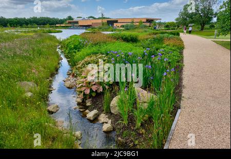 Moon Bridge Water and Welcome Building a RHS Bridgewater, Worsley, Manchester Foto Stock