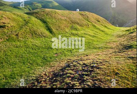 Terra rampart su Bodbury Ring, Bodbury Hill, The Long Mynd, Church Stretton, Shropshire Foto Stock