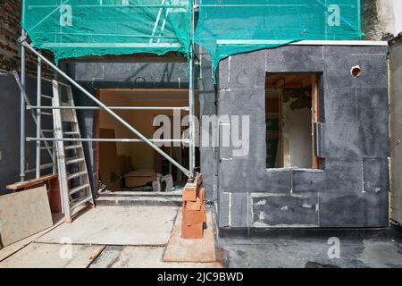 Isolamento per facciate in polistirene con impalcatura protetta Foto Stock