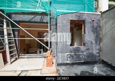 Isolamento per facciate in polistirene con impalcatura protetta Foto Stock