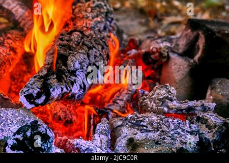 Falò con fiamma sbiadita e carboni brucianti. Tempo per cucinare carne Foto Stock