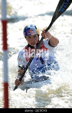 Praga, Repubblica Ceca. 11th giugno 2022. JESSICA FOX of Australia in azione durante la finale di Kayak delle Donne alla Canoe Slalom World Cup 2022 al canale d'acqua di Troja a Praga, Repubblica Ceca. (Credit Image: © Slavek Ruta/ZUMA Press Wire) Foto Stock