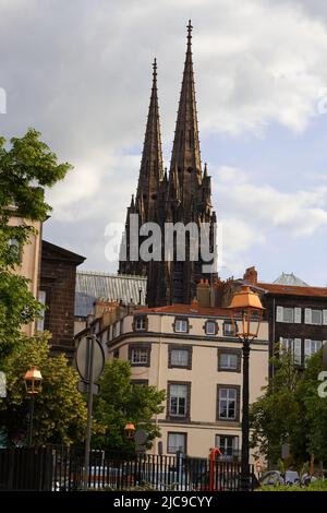 Bella, impressionante cattedrale di Clermont Ferrand in Francia, fatto buio da rocce vulcaniche . Foto Stock