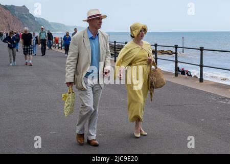 Sidmouth, East Devon, Regno Unito. 11th giugno 2022. UK Meteo: Caldi incantesimi di sole e una brezza a rischio presso la cittadina balneare di Sidmouth questo pomeriggio. I turisti e la gente del posto hanno visitato la graziosa cittadina della regency per godersi una passeggiata lungo la spianata. Credit: Celia McMahon/Alamy Live News Foto Stock