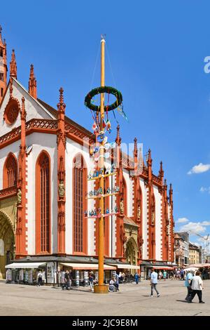 Würzburg, Germania - Giugno 2022: Tradizionale maypole alla piazza del mercato Foto Stock