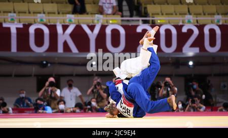 27th LUGLIO 2021 - TOKYO, GIAPPONE: Juul Franssen dei Paesi Bassi (bianco) sconfigge Ketleyn Quadros del Brasile (blu) nel refechage delle donne di Judo -63 k Foto Stock