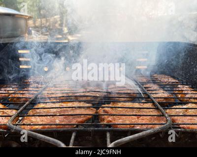 polpette sulla griglia. polpette crude cotte sul barbecue Foto Stock