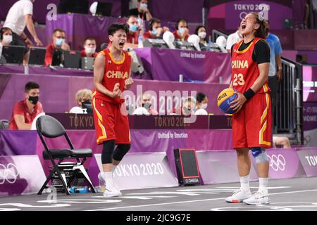 28th LUGLIO 2021 - TOKYO, GIAPPONE: Wang Lili della Cina #23 reagisce alla vincita della medaglia di bronzo contro la Francia nel torneo di basket 3x3 del Foto Stock