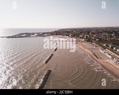 Italia, giugno 2022; veduta aerea di Fano con il suo mare, spiagge, porto, ombrelloni Foto Stock