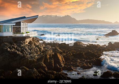 Carmel-by-the-Sea, Stati Uniti d'America - 1 novembre 2016: Casa delle farfalle sulle rocce nell'oceano pacifico Foto Stock