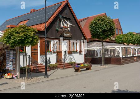 Hel, Voivodato Pomeriano / Polonia - Giugno 2 2022: Hel, una città del Voivodato Pomeriano in Kashubia, viste di strade, case Foto Stock