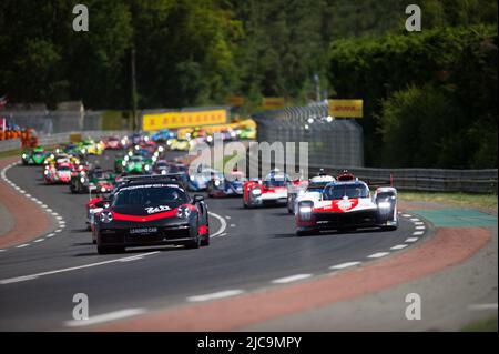 Giro di formazione con Porsche vettura leader durante la 2022 24 ore di le Mans, 3rd round del FIA World Endurance Championship 2022, sul Circuit de la Sarthe, dal 11 al 12 giugno 2022 a le Mans, Francia - Foto Jan Patrick Wagner/DPPI Foto Stock