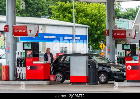 Bandon, West Cork, Irlanda. 11th giugno 2022. Un uomo riempie la sua auto di carburante in un garage a Bandon, West Cork, dove il prezzo del carburante è ben oltre €2 per litro. Credit: AG News/Alamy Live News Foto Stock