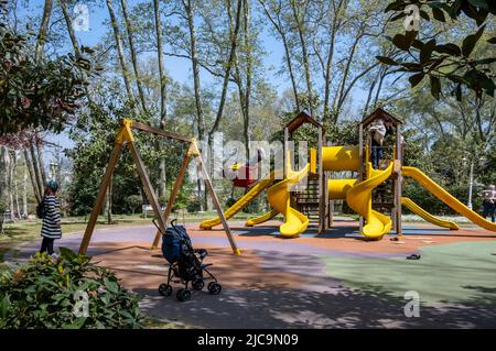 I bambini giocano nel parco giochi del Gülhane, Istanbul, Türkiye. Foto Stock