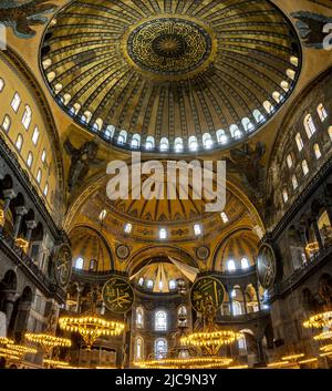 Cupola squisitamente decorata dell'Hagia Sophia, Istanbul, Türkiye. Foto Stock