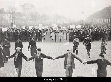 Traduzione ENG :' la manifestazione socialomunista del febbraio 12, durante Vincennes: La processione, in prima fila della quale si levano eletti parigini, avanza verso il luogo della Nazione, preceduta da una catena di militanti che chiariscono il corso. ' - Originale in francese : ' la manifestation socialo-communiste du 12 février, au cours de Vincennes : le cortège, au Premier rang duquel se tiennent des élus parisiens, s'avance vers la Place de la Nation, précédé d'une Chaîne de militants qui dégagent le parcours. ' - Estratto da ' l'Illustration, Journal Universel ' Vintage French Illustra Foto Stock