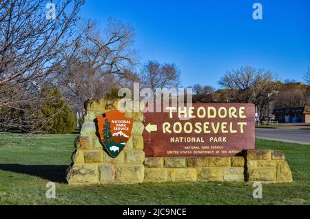 USA, NORTH DAKOTA - 27 APRILE 2018: Cartello informativo Theodore Roosevelt National Park. Dakota del Nord Foto Stock