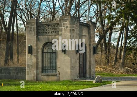 USA, Ohio - 26 aprile 2018: Vecchio edificio con informazioni sul parco all'ingresso del parco. Indiana Dunes state Park, USA Foto Stock