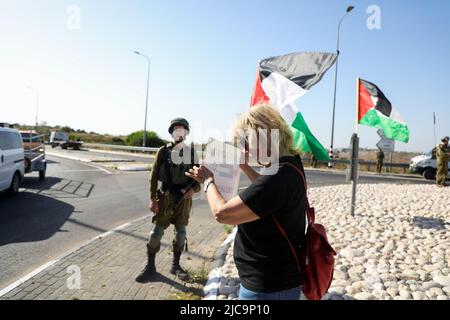 9 giugno 2022, Izbat al-Tabib, Cisgiordania, Palestina: Qalqilya, Cisgiordania, Palestina. 09 giugno 2022. Un attivista partecipa a una protesta palestinese contro gli attacchi dei coloni nel villaggio di Izbat al-Tabib, nella Cisgiordania, nel governatorato di Qalqilya. I coloni israeliani sostenuti dai soldati israeliani hanno rinunciato alle bandiere israeliane vicino ai manifestanti palestinesi di Izbat al-Tabib, durante una delle loro incursioni nel villaggio. I palestinesi di Izbat al-Tabib sono stati separati da gran parte dei loro campi dal "muro di separazione della Cisgiordania”, hanno avuto terre espropriate per la costruzione di una strada per Foto Stock