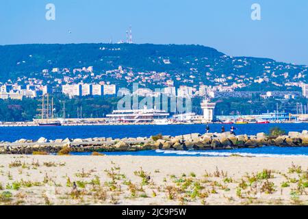 Città di Varna vista dalla spiaggia del distretto di Asparaguhovo, BBulgaria Foto Stock