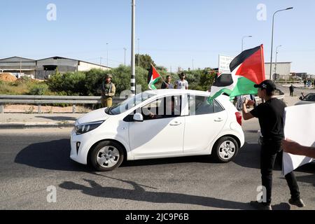9 giugno 2022, Izbat al-Tabib, Cisgiordania, Palestina: Qalqilya, Cisgiordania. Palestina. 09 giugno 2022. I palestinesi si dimostrano contro gli attacchi dei coloni nel villaggio di Izbat al-Tabib, nella Cisgiordania, nel governatorato di Qalqilya. I coloni israeliani sostenuti dai soldati israeliani hanno rinunciato alle bandiere israeliane vicino ai manifestanti palestinesi di Izbat al-Tabib, durante una delle loro incursioni nel villaggio. I palestinesi di Izbat al-Tabib sono stati separati da gran parte dei loro campi dal "muro di separazione della Cisgiordania”, hanno avuto terre espropriate per la costruzione di una strada per un vicino israeliano Foto Stock