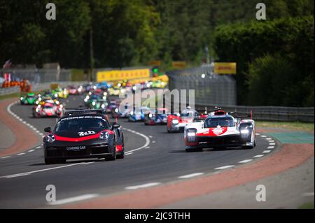 Giro di formazione con Porsche vettura leader durante la 2022 24 ore di le Mans, 3rd round del FIA World Endurance Championship 2022, sul Circuit de la Sarthe, dal 11 al 12 giugno 2022 a le Mans, Francia - Foto: Jan-patrick Wagner/DPPI/LiveMedia Foto Stock