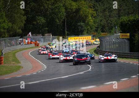 Giro di formazione con Porsche vettura leader durante la 2022 24 ore di le Mans, 3rd round del FIA World Endurance Championship 2022, sul Circuit de la Sarthe, dal 11 al 12 giugno 2022 a le Mans, Francia - Foto: Jan-patrick Wagner/DPPI/LiveMedia Foto Stock