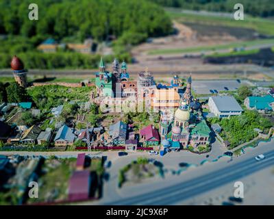 Il Tempio di tutte le religioni, anche il Tempio ecumenico, il Centro Culturale Internazionale per l'unità spirituale, dedicato alle diverse religioni del mondo. Kazan, Tatarstan, Russia. Vista tilt-Shift Foto Stock