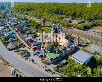 Il Tempio di tutte le religioni, anche il Tempio ecumenico, il Centro Culturale Internazionale per l'unità spirituale, dedicato alle diverse religioni del mondo. Kazan, Tatarstan, Russia. Vista drone Foto Stock