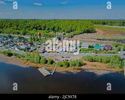 Il Tempio di tutte le religioni, anche il Tempio ecumenico, il Centro Culturale Internazionale per l'unità spirituale, dedicato alle diverse religioni del mondo. Kazan, Tatarstan, Russia. Vista drone Foto Stock