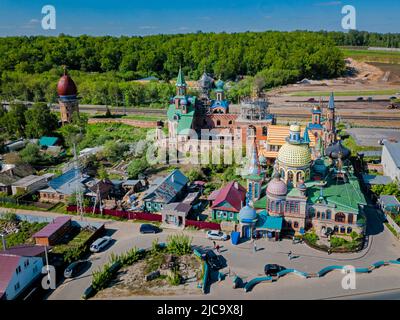 Il Tempio di tutte le religioni, anche il Tempio ecumenico, il Centro Culturale Internazionale per l'unità spirituale, dedicato alle diverse religioni del mondo. Kazan, Tatarstan, Russia. Vista drone Foto Stock