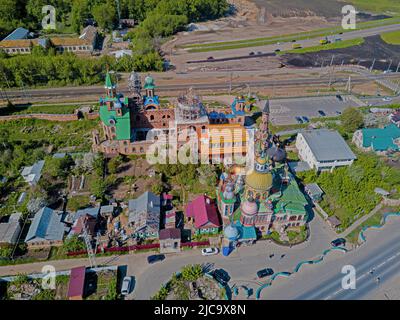 Il Tempio di tutte le religioni, anche il Tempio ecumenico, il Centro Culturale Internazionale per l'unità spirituale, dedicato alle diverse religioni del mondo. Kazan, Tatarstan, Russia. Vista drone Foto Stock