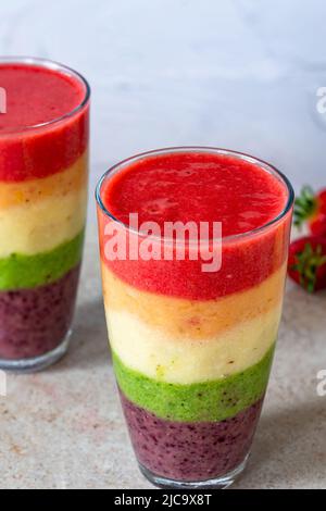Frullato di frutta colorato arcobaleno leyered Foto Stock