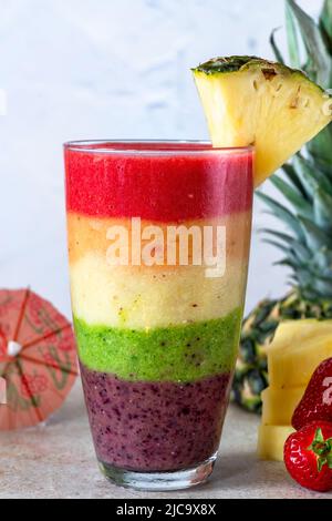 Frullato di frutta colorato arcobaleno leyered Foto Stock