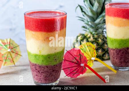 Frullato di frutta colorato arcobaleno leyered Foto Stock