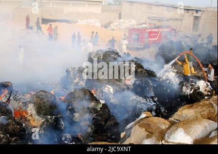 Vista della sede dopo l'eruzione del fuoco nell'edificio di una fabbrica di cotone a causa di motivi sconosciuti dopo un incendio scoppiato come i funzionari dei vigili del fuoco sono occupati nel fuoco estinguente, situato nell'area DEL SITO a Hyderabad il Sabato 11 giugno 2022. Foto Stock