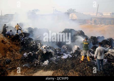 Vista della sede dopo l'eruzione del fuoco nell'edificio di una fabbrica di cotone a causa di motivi sconosciuti dopo un incendio scoppiato come i funzionari dei vigili del fuoco sono occupati nel fuoco estinguente, situato nell'area DEL SITO a Hyderabad il Sabato 11 giugno 2022. Foto Stock