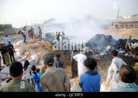 Vista della sede dopo l'eruzione del fuoco nell'edificio di una fabbrica di cotone a causa di motivi sconosciuti dopo un incendio scoppiato come i funzionari dei vigili del fuoco sono occupati nel fuoco estinguente, situato nell'area DEL SITO a Hyderabad il Sabato 11 giugno 2022. Foto Stock