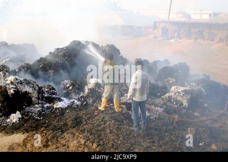 Vista della sede dopo l'eruzione del fuoco nell'edificio di una fabbrica di cotone a causa di motivi sconosciuti dopo un incendio scoppiato come i funzionari dei vigili del fuoco sono occupati nel fuoco estinguente, situato nell'area DEL SITO a Hyderabad il Sabato 11 giugno 2022. Foto Stock